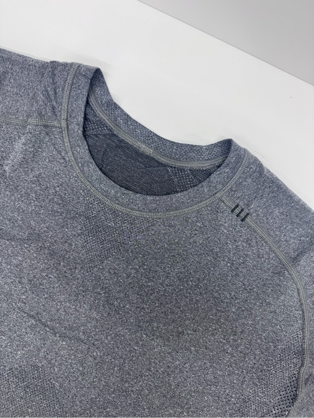 lululemon athletica Men's Heather Gray Short Sleeve performance tee - Picture 2 of 5